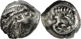 GALLIEN. 
LEUCI (um Toul). 
Potin-18mm 1. Jh. v. Chr. 4,14g. Stilisierter Kopf mit dicken Haarsträhnen n.r. / / Eber n. l., darunter Kugelkreuz. LT&...