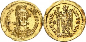 OSTROGOTEN in ITALIEN. 
ATHALARICH 526-534. Solidus (527/536) 4,44g, im Namen des Justinianus.Gepanzerte Büste mit Helm, Perlendiadem, Speer und Schi...