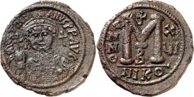 BYZANZ. 
IUSTINIANUS I. 527-565. AE-Follis 35mm ("16"= 542/543) 19,57g, Nicomedia, 2. Off. Panzerbüste mit Helm, Schild und Kreuzglobus, v.v.; r. Kre...