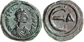 BYZANZ. 
IUSTINIANUS I. 527-565. AE-Penta 19mm (551/556) 3,55g, Constantinopel. Paludamentbüste m. Perlendiadem n.r. D N IVSTINI-ANVS PP AVG / Wert E...
