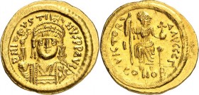 BYZANZ. 
IUSTINUS II. 565-578. Solidus (567/578) 4,52g, Konstantinopel, 3. Off. Panzerbüste m. Helm v.v., hält Viktotiaglobus D N I-VSTI-NVS P P AVI ...