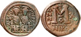 BYZANZ. 
IUSTINUS II. 565-578. AE-Follis 30/28mm ("10"= 574/575) 12,67g, Nikomedia, 1. Off. Kaiserpaar thront v.v. D N INSTI-NVS PP AVI (AV ligiert) ...