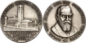 DEUTSCHE STÄDTE. 
Alphabetisch. 
MÜNCHEN. Medaille 1925 (v.&nbsp;Jos. Bernhart) a. d. Einweihung des Deutschen Museums am 6.-7. Mai. Ansicht des Mus...