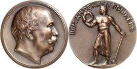 PERSONEN. 
BANKIERS und ÖKONOMEN. 
BÖDIKER, Tonio +1907. Medaille o.J.(1910) (v. Hermann Kurt Hosaeus) Kopf n.r./ Arbeiter mit Vorschlaghammer und L...
