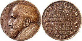 PERSONEN. 
BANKIERS und ÖKONOMEN. 
BRENTANO, Lujo *1844 Aschaffenburg +1931 München. Medaille 1924 (v. Silvie Lampe-Bennigsen, b. Poellath) a.s. 80....