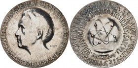 PERSONEN. 
MEDIZINER. 
CURIE, Marie *1867 Warschau +1934 Sancellemoz. Medaille 1967 (v. Kunes) a.d. 100. Geb. Kopf n. l. / Atommodell, Umschr. in Z....