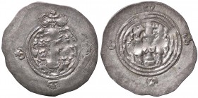 GRECHE - SASSANIDI - Cosroe II (591-628) - Dracma - Busto coronato a d. /R Altare del fuoco con ai lati due attendenti stanti di fronte (AG g. 4,11)
...