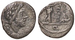 ROMANE REPUBBLICANE - CLOULIA - Ti. Cloulius (filius) (98 a.C.) - Quinario - Testa laureata di Giove a d. /R La Vittoria a d. incorona un trofeo sotto...