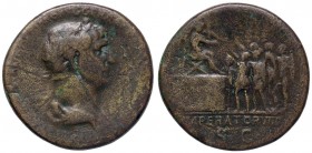 ROMANE IMPERIALI - Traiano (98-117) - Sesterzio - Busto laureato e drappeggiato a d. /R Traiano seduto a d. su una palco attorniato da due personaggi ...