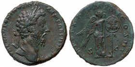 ROMANE IMPERIALI - Marco Aurelio (161-180) - Sesterzio - Testa laureata a d. /R La Vittoria stante a d. appende uno scudo ad una palmizio C. 879 (20 F...