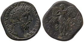 ROMANE IMPERIALI - Marco Aurelio (161-180) - Sesterzio - Testa laureata a d. /R La Vittoria stante a d. appende uno scudo ad un palmizio C. 267 (AE g....