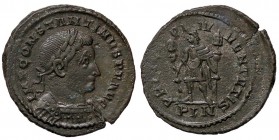 ROMANE IMPERIALI - Costantino I (306-337) - Follis (Londinium) - Busto laureato e corazzato a d. /R L'Imperatore stante con la testa volta a s. tra du...