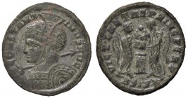 ROMANE IMPERIALI - Costantino I (306-337) - AE 3 (Siscia) - Busto corazzato a s., con elmo sormontato da cimiero, lancia e scudo /R Due Vittorie posan...