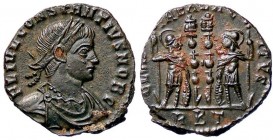 ROMANE IMPERIALI - Costanzo II (337-361) - AE 3 (Treviri) - Busto diademato e drappeggiato a d. /R Due soldati affrontati divisi da due insegne milita...