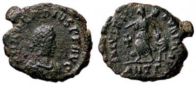 ROMANE IMPERIALI - Arcadio (383-408) - AE 4 (Antiochia) - Busto drappeggiato e corazzato a d. /R La Vittoria andante a s. con trofeo e prigioniero; ne...