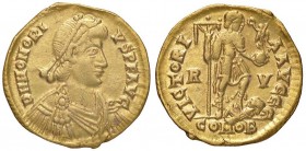 ROMANE IMPERIALI - Onorio (393-423) - Solido (Ravenna) - Busto diademato e drappeggiato a d. /R L'Imperatore in abiti militari di fronte, con stendard...
