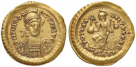 ROMANE IMPERIALI - Teodosio II (402-450) - Solido (Costantinopoli) - Busto elmato e corazzato di fronte con lancia e scudo /R Costantinopoli seduta s....