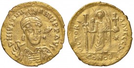 BIZANTINE - Giustiniano I (527-565) - Solido - Busto trequarti a d. con lancia e scudo /R La Vittoria di fronte con croce e globo crucigero Ratto 440/...