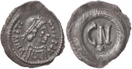 BIZANTINE - Giustiniano I (527-565) - Mezza siliqua (Ravenna) - Busto diademato a d. /R Lettere CN entro corona Ratto 479; Sear 314 (AG g. 0,5)
SPL
