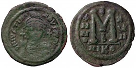 BIZANTINE - Giustiniano I (527-565) - Follis (Nicomedia) - Busto di fronte con globo crucigero /R Lettera M nel campo con monogrammi Sear 201 (AE g. 1...