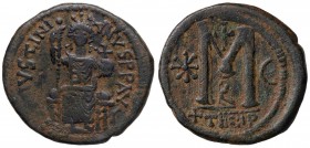 BIZANTINE - Giustiniano I (527-565) - Follis (Tessalonica) - Busto elmato e corazzato di fronte con globo crucigero /R Lettera M, tra stella e C, sopr...