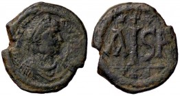 BIZANTINE - Giustiniano I (527-565) - 16 Nummi (Tessalonica) - Busto a d. con globo crucigero e croce /R Lettera I sormontata da una croce; nel campo,...