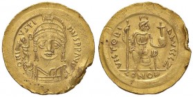 BIZANTINE - Giustino II (565-578) - Solido (Cartagine) - Busto diademato e corazzato di fronte; a s., una Vittoria /R Costantinopoli seduta di fronte ...