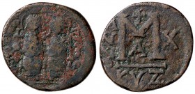BIZANTINE - Giustino II (565-578) - Follis (Cizico) - Giustino e Sofia seduti di fronte /R Lettera M sormontata da croce Ratto 870/885; Sear 372 (AE g...
