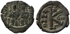 BIZANTINE - Giustino II (565-578) - Mezzo follis - Giustino e Sofia seduti di fronte /R Lettera K sormontata da una croce Ratto 825/833; Sear 361 (AE ...