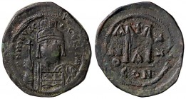 BIZANTINE - Maurizio Tiberio (582-602) - Follis (Costantinopoli) - Busto coronato di fronte con globo crucigero /R Lettera M sormontato da croce Sear ...