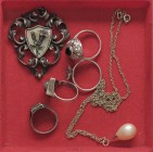VARIE - Argenti Pendaglio gr. 17,89, pendaglio con perla gr. 5,85, 4 anelli gr. 13,2
Buono