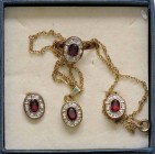 VARIE - Gioielli da antiquariato Set anello, orecchini e collana in metallo dorato, granati e zirconi
Buono