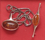 VARIE - Gioielli da antiquariato Spilla e pendaglio con ambra, gr. 37,9
Ottimo
