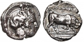 LUCANIE, THOURIOI, AR statère, vers 330 av. J.-C. D/ T. casquée d''Athéna à d., le casque orné de Scylla, qui porte la main g. à ses yeux. R/ ΘOYPIΩN ...