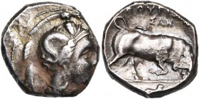 LUCANIE, THOURIOI, AR statère, vers 330 av. J.-C. D/ T. casquée d''Athéna à d., le casque orné de Scylla. R/ ΘOYPIΩN Taureau chargeant à d. Au-dessus,...