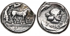 SICILE, SYRACUSE, AR tétradrachme, 480-475 av. J.-C. D/ Quadrige au pas à d., les chevaux cour. par Niké volant à d. R/ ΣVRAKOΣΙΩN T. d''Aréthuse à d....
