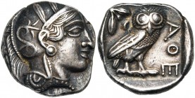 ATTIQUE, ATHENES, AR tétradrachme, vers 480-450 av. J.-C. D/ T. casquée d''Athéna à d., le casque orné d''un fleuron et defeuilles d''olivier. R/ AΘE ...
