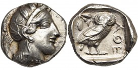ATTIQUE, ATHENES, AR tétradrachme, vers 480-400 av. J.-C. D/ T. casquée d''Athéna à d., le casque orné d''un fleuron et de feuilles d''olivier. R/ Cho...