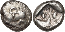 CHYPRE, ATELIER INCERTAIN, AR siglos, milieu-fin 5e siècle av. J.-C. D/ Bélier étendu à g. Au-dessus, ra en caractères chypriotes. R/ Rameau avec deux...