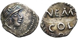 GAULE NARBONNAISE, Nemausus, AR obole, vers 40 av. J.-C. D/ B. barbu, casqué, dr. à d. R/ NEM/·/ COL dans une couronne. Allen, BMC, 597; RPC 519. 0,28...