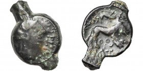 GAULE BELGIQUE, Veliocasses, AE bronze, vers 40 av. J.-C. Classe III/II var. D/ T. casquée à d. Devant, SVTICOS. R/ Lion marchant à d Au-dessus, petit...