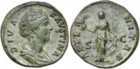 FAUSTINE l''Ancienne divinisée, AE sesterce, après 141, Rome. D/ DIVA- FAVSTINA B. diad., dr. à d. R/ AETER-NITAS/ S-C Aeternitas deb. à g., ten. un g...
