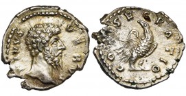 LUCIUS VERUS divinisé, AR denier, après 169, Rome. D/ DIVVS- VERVS T. à d. R/ CONSECRATIO Aigle à d., t. à g. BMC 456, 503; RIC 596a. 2,93g Flan irrég...