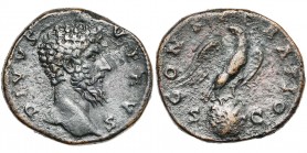 LUCIUS VERUS divinisé, AE sesterce, après 169, Rome. D/ DIVVS- VERVS T. à d. R/ CONSECRATIO/ S-C Aigle à d., t. à g., sur un globe étoilé. BMC 611, 13...