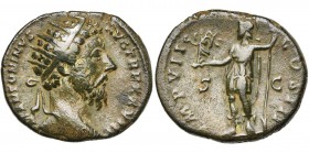 MARC AURELE Auguste (161-180), dupondius, 173-174, Rome. D/ M ANTONINVS - AVG TR P XXVIII T. r. à d. R/ IMP VII - COS III/ S - C Roma en tenue militai...