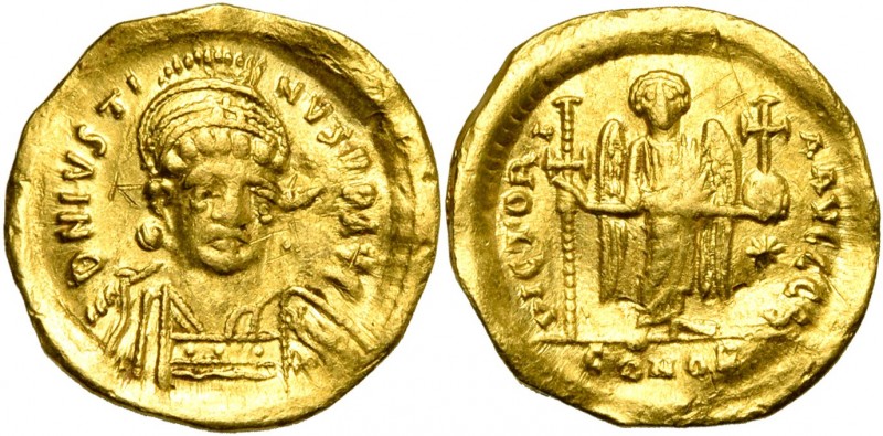 Justin Ier (518-527), AV solidus, 522-527, Constantinople. Off. S. D/ B. casqué,...