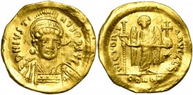 Justin Ier (518-527), AV solidus, 522-527, Constantinople. Off. S. D/ B. casqué, cuir. de f., ten. une lance et un bouclier. R/ VICTORI-A AVCCCS/ CONO...