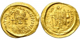 Justinien Ier (527-565), AV solidus, 542-565, Constantinople. Off. B. D/ B. casqué, cuir. de f., ten. un gl. cr. et un bouclier. R/ VICTORI-A AVCCCB/ ...