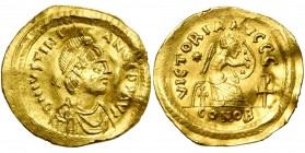 Justinien Ier (527-565), AV semissis, 527-552, Constantinople. D/ B. diad., dr., cuir. à d. R/ VICTORIA AVCCC/ CONOB Victoire assise à d., écrivant su...