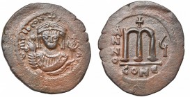 Tibère II Constantin (578-582), AE follis, an 6, 579-580, Constantinople. Petit module. Off. . D/ B. cour. de f., en habit consulaire, ten. la mappa ...